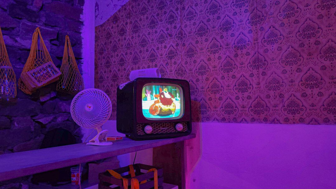 Régie d'un studio de télévision rétro avec écrans à tube cathodique