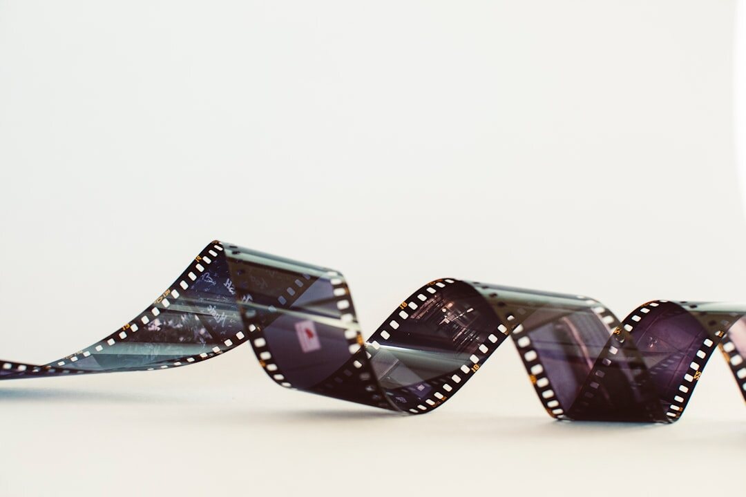 Étagères de bandes vidéo et de bobines de films archivées