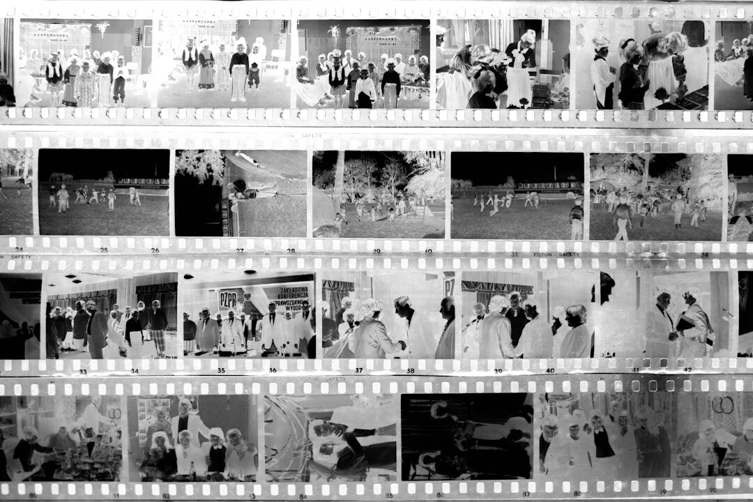 Suite de montage vidéo moderne avec plusieurs écrans de montage